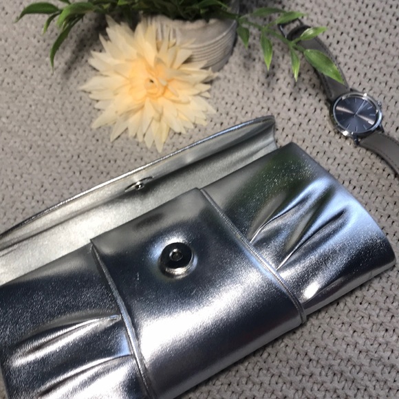Silver clutch! - Picture 2 of 4